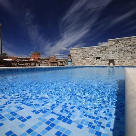 Willa Luxury With A Swimming Pool Trget, Rasa - 7247 Trget