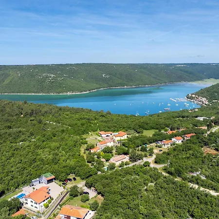 Luxury With A Swimming Pool Trget, Rasa - 7247 * Trget