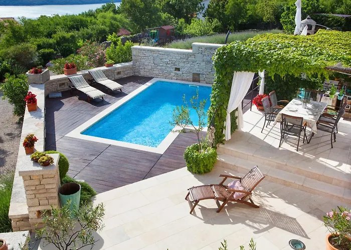 Luxury With A Swimming Pool Trget, Rasa - 7247 Villa *