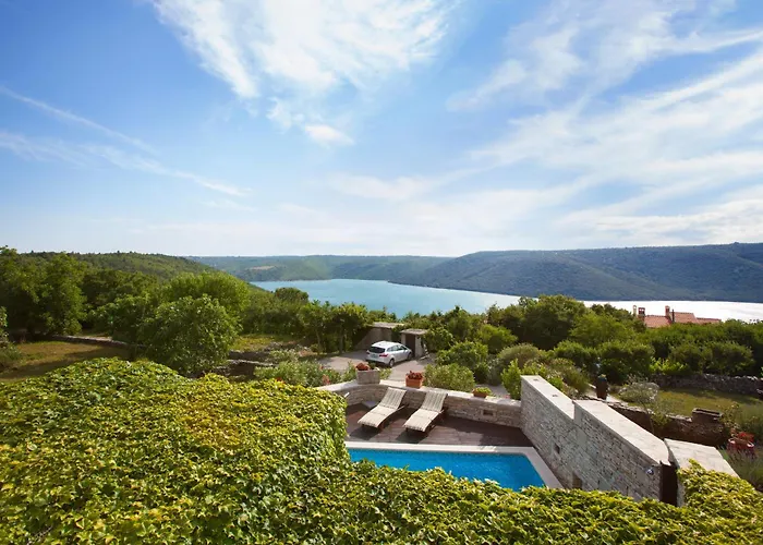 Luxury With A Swimming Pool Trget, Rasa - 7247 别墅