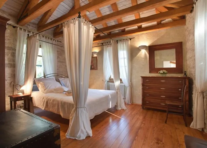 Luxury With A Swimming Pool Trget, Rasa - 7247 别墅