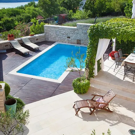 Luxury With A Swimming Pool Trget, Rasa - 7247 Villa *