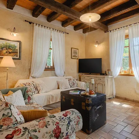 Luxury With A Swimming Pool Trget, Rasa - 7247 Trget