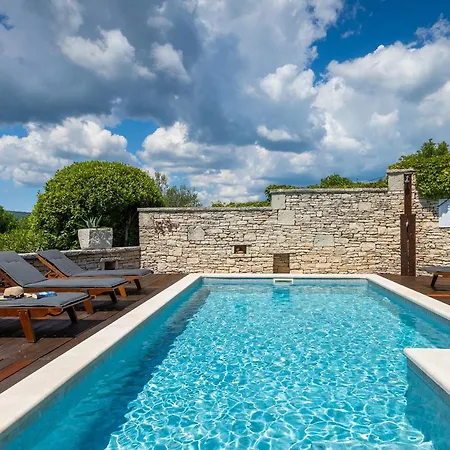 Luxury With A Swimming Pool Trget, Rasa - 7247