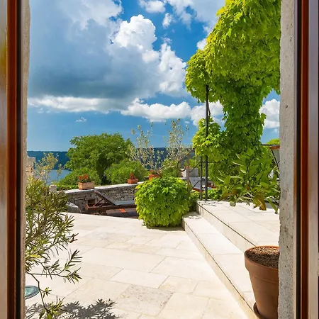 Villa Luxury With A Swimming Pool Trget, Rasa - 7247 Trget